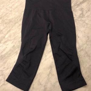 PRICED TO SELL Lululemon crops new size 6 navy